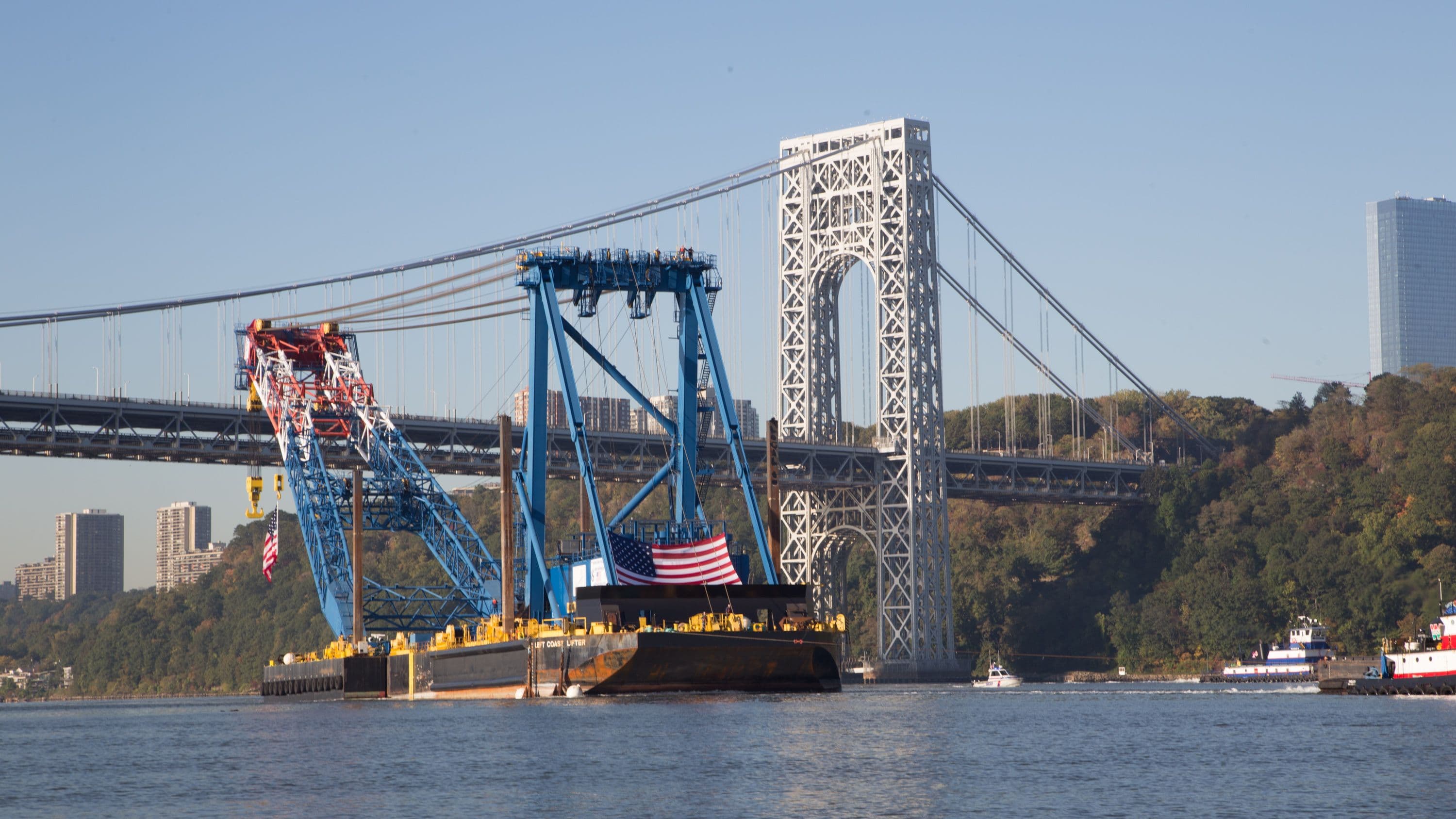 I Lift NY crane on its way up the Hudson River to the project site
