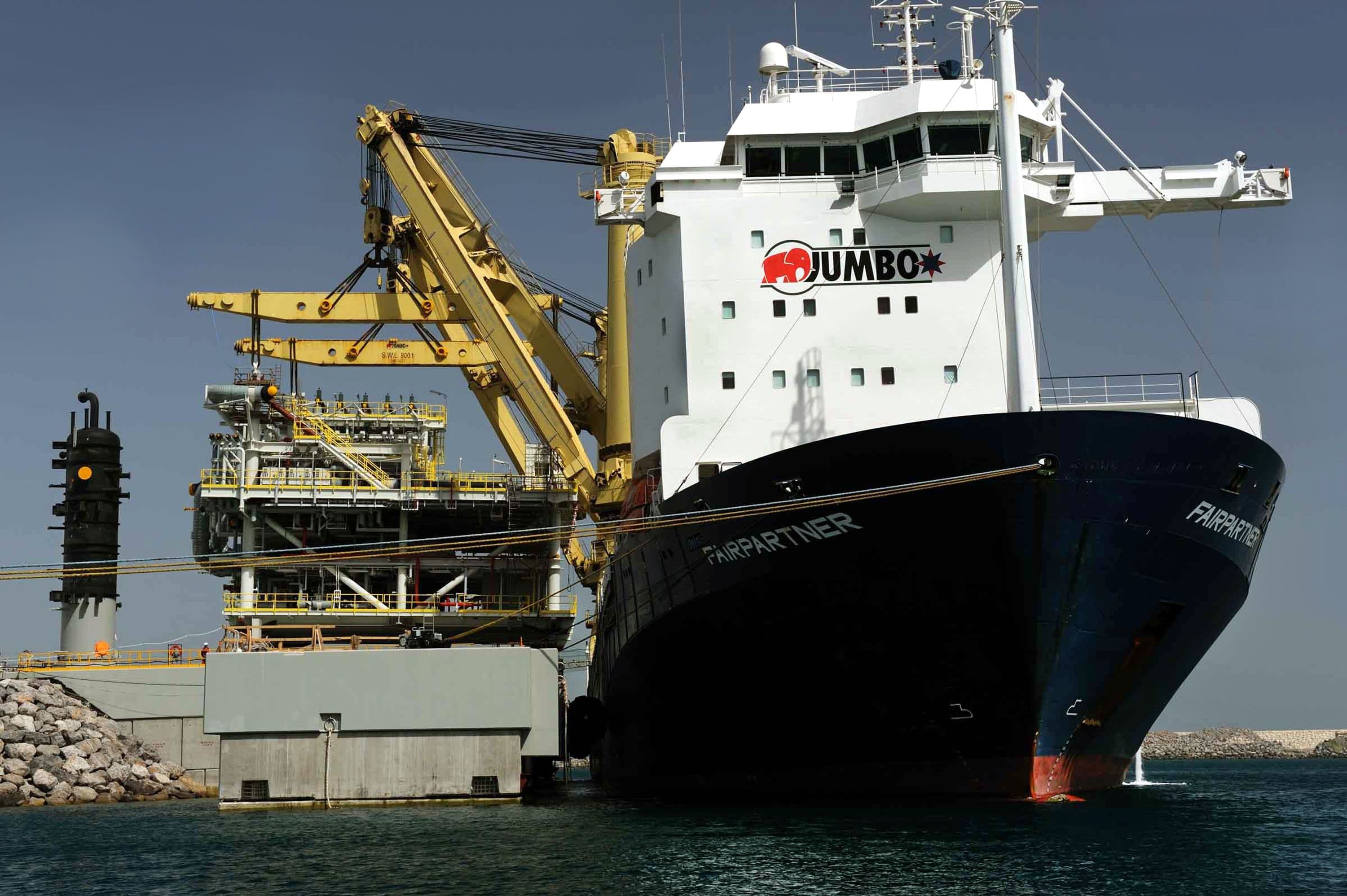 Transferring loading platform module to jumbo transport vessel