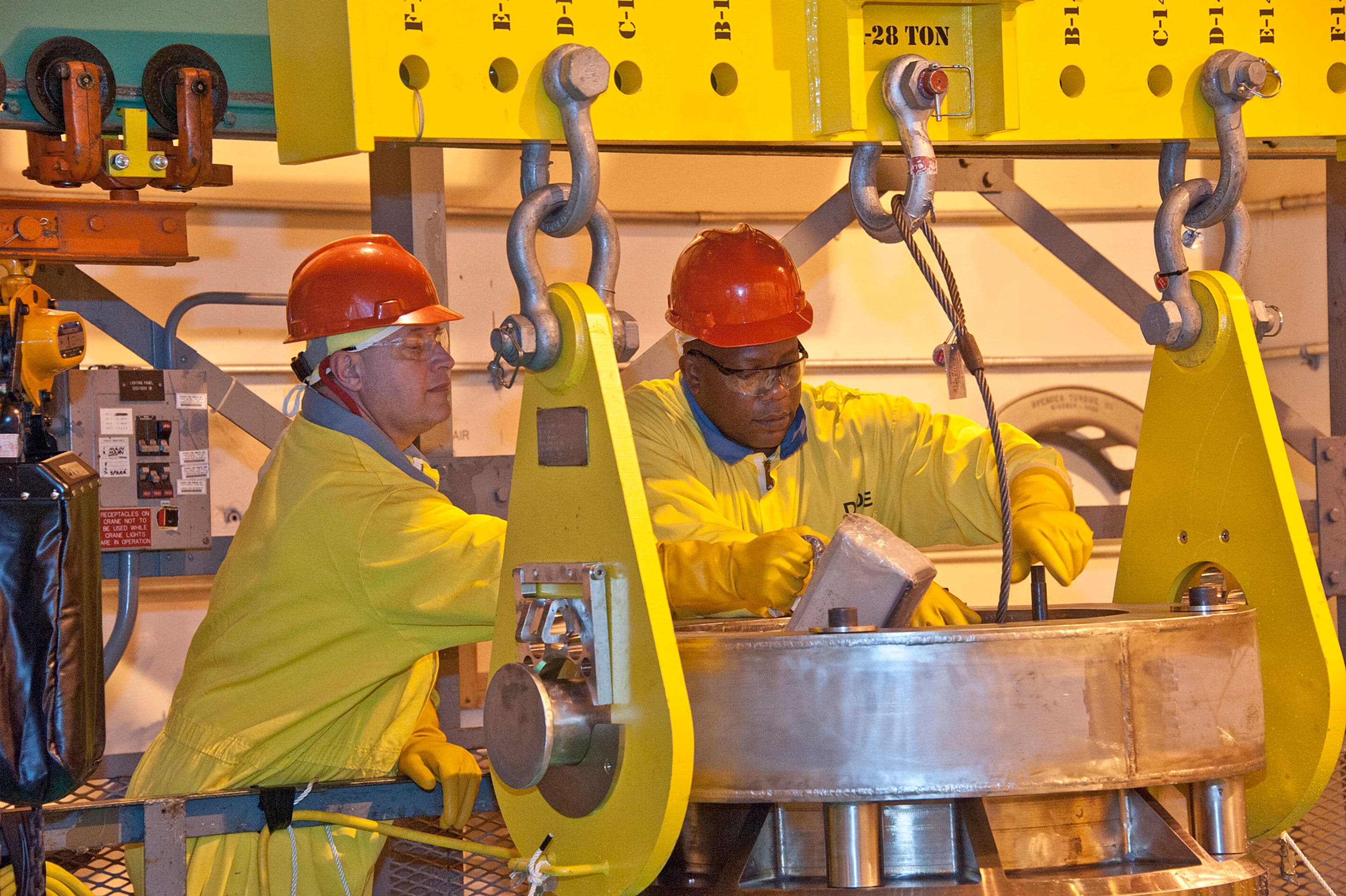 L basin prepping to unload cask