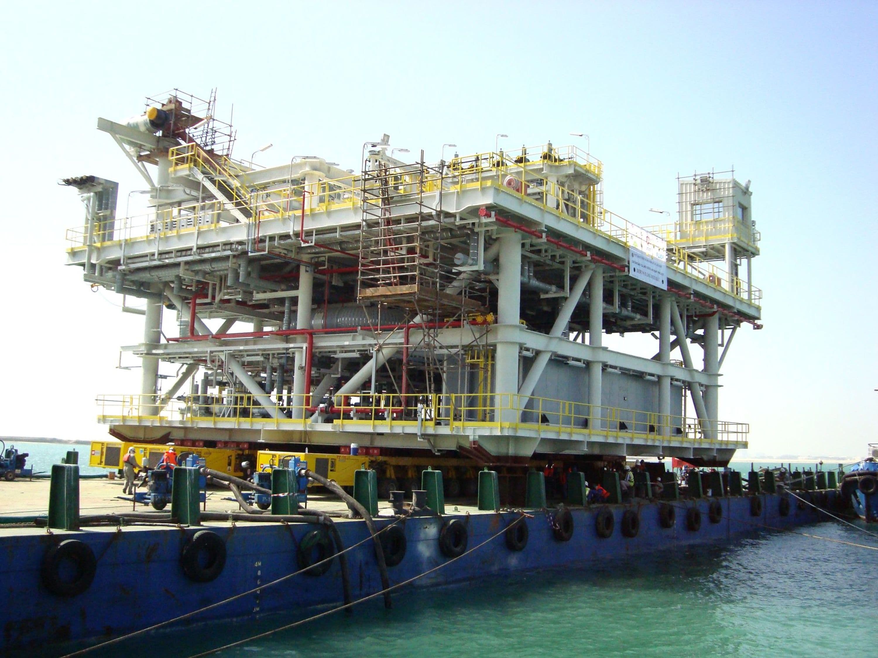 Loading platform module on barge
